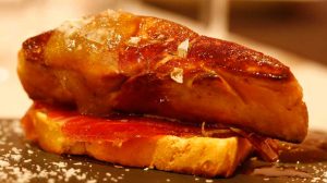 Toast de foie-gras avec des gelées sucrées